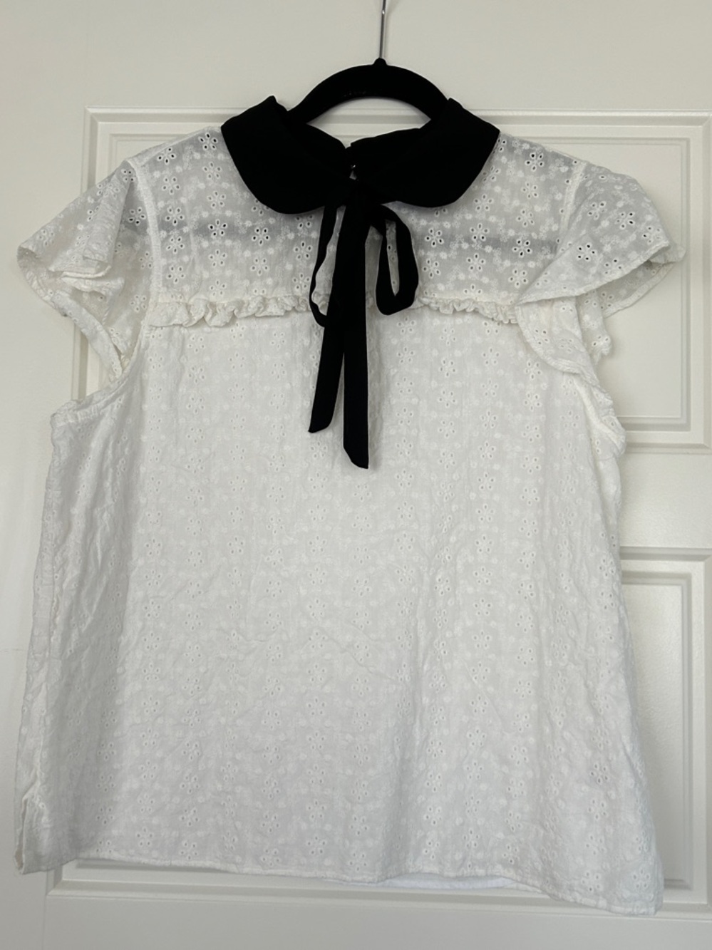 Cece Eyelet Tie-Neck Flutter Sleeve Top - White with Black Collar Bow
